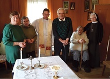 Śp. ks. Antoni Piś odwiedzał chorych razem z s. Urszulą w ich domach.