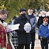 Obrzęd na cmentarzu w Dębicy poprowadził ks. Krzysztof Fejkiel.