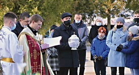 Obrzęd na cmentarzu w Dębicy poprowadził ks. Krzysztof Fejkiel.