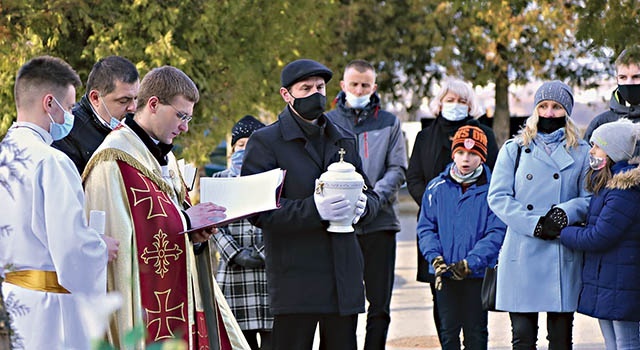 Obrzęd na cmentarzu w Dębicy poprowadził ks. Krzysztof Fejkiel.