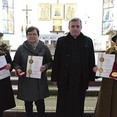 W krzeczowskim kościele z księdzem proboszczem i medalami od biskupa.