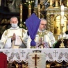 Biskup w czasie celebracji Mszy Krzyżma.