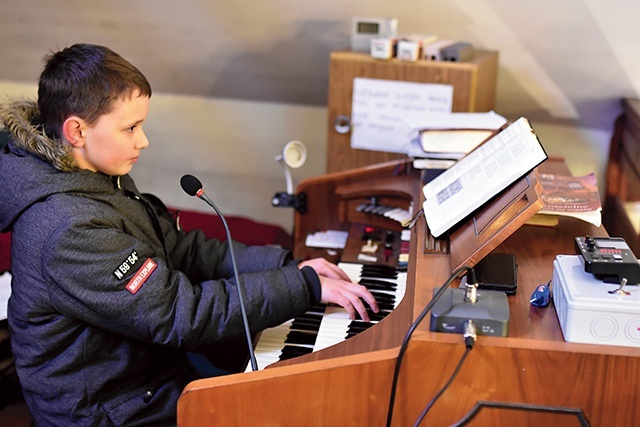 Talent chłopca zauważył wikariusz, który w parafii modlił się z nim przy ołtarzu.