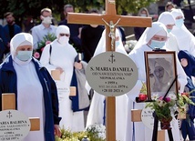 W ceremonii pogrzebowej uczestniczyły nie tylko miejscowe siostry, ale i przełożona generalna wraz z poprzednią przełożoną wałbrzyskiej wspólnoty.