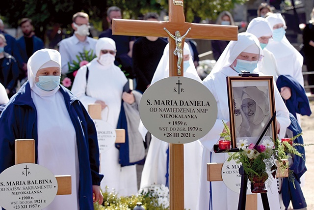 W ceremonii pogrzebowej uczestniczyły nie tylko miejscowe siostry, ale i przełożona generalna wraz z poprzednią przełożoną wałbrzyskiej wspólnoty.