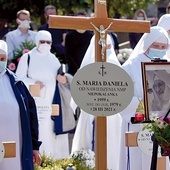 W ceremonii pogrzebowej uczestniczyły nie tylko miejscowe siostry, ale i przełożona generalna wraz z poprzednią przełożoną wałbrzyskiej wspólnoty.