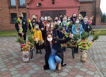 Palmy rozprowadzano internetowo i tradycyjnie. 