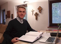 Na sobotnie spotkania w formie wideokonferencji zaprasza ks. Piotr Bartoszek.