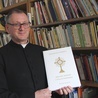 Materiały liturgiczne, które trafiły do każdej parafii, pokazuje ks. Sławomir Adamczyk.