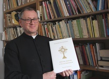 Materiały liturgiczne, które trafiły do każdej parafii, pokazuje ks. Sławomir Adamczyk.