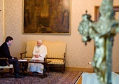 Peter Seewald napisał kilka książek – wywiadów z papieżem Benedyktem XVI. Spotkania i rozmowy z Ojcem Świętym sprawiły, że uznający siebie za ateistę dziennikarz wrócił do Kościoła.