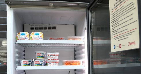 Nie ma dnia, by w lodówce ktoś nie zostawił żywności.