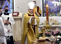 Bp Marek Mendyk okadzający trumnę zmarłego kapłana.