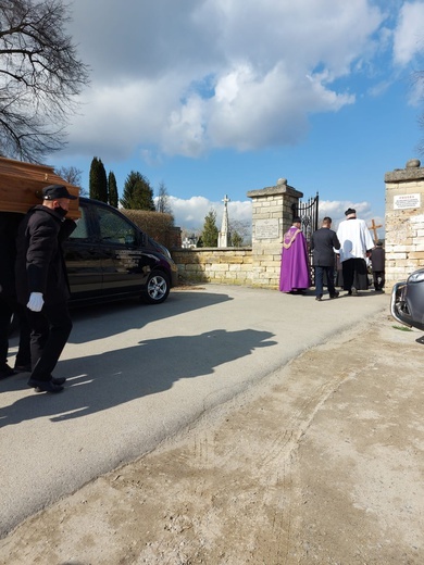 Pochówek ks. Henryka Pragi w rodzinnym grobowcu