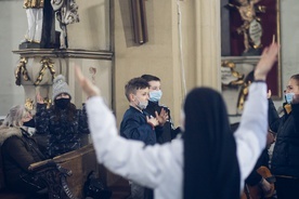 Spotkania urozmaicone są śpiewem i tańcem.