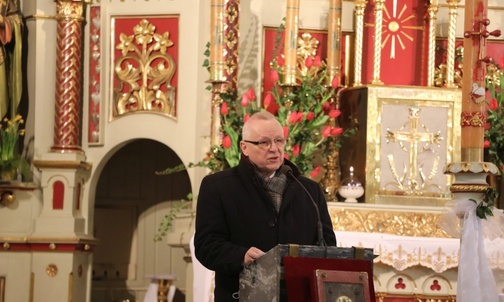W imieniu licznego grona samorządowców zmarłego żegnał starosta bielski Andrzej Płonka.