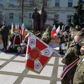 Wieńce i wiązanki kwiatów oficjalne delegacje złożyły m.in. przy pomniku pary prezydenckiej Marii i Lecha Kaczyńskich oraz wszystkich ofiar katastrofy.