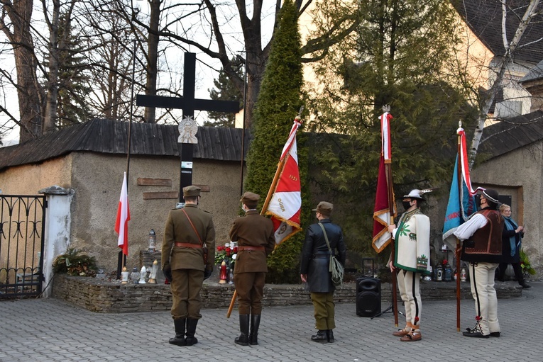 Nowotarżanie przy Krzyżu Katyńskim 