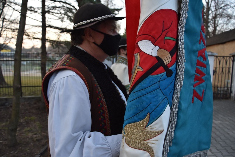 Nowotarżanie przy Krzyżu Katyńskim 