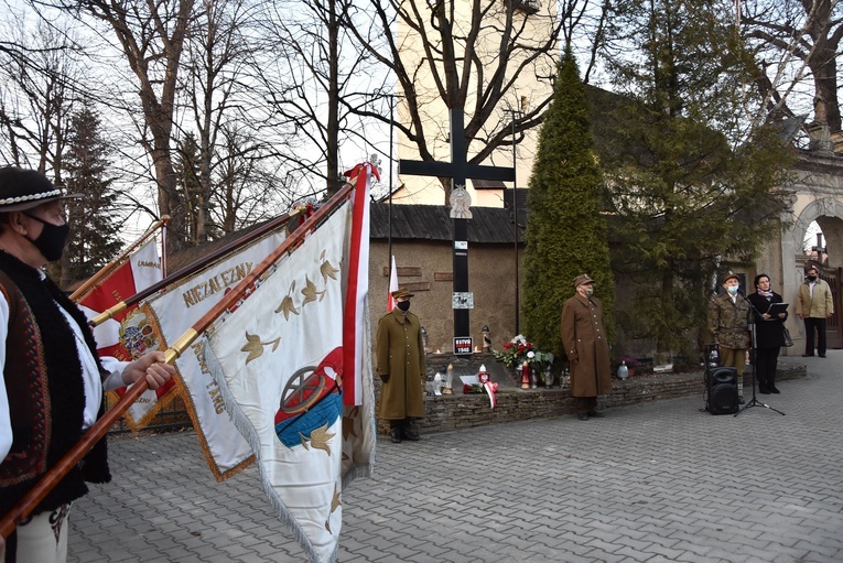 Nowotarżanie przy Krzyżu Katyńskim 