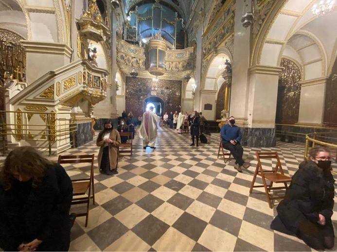 Maturzyści u Czarnej Madonny