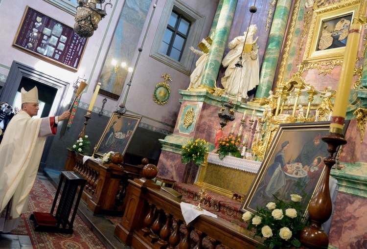 Bp Marek Solarczyk poświęcił dwie kopie obrazu Matki Bożej Świętorodzinnej, które w ramach Jerycha Rodzin nawiedzają wszystkie parafie diecezji radomskiej.
