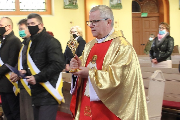 Wprowadzenie relikwii św. Faustyny do parafii pw. NMP w Jastrowiu