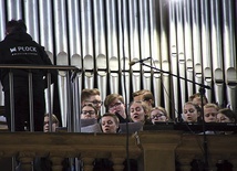 W czasie pandemii i w niemal pustej bazylice przejmująco wybrzmiał hymn „Te Deum”, wykonany przez katedralnych chórzystów.