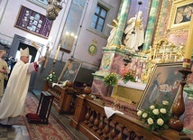 Kopie obrazów Matki Bożej Świętorodzinnej, które będą nawiedzać parafie diecezji, poświęcił ordynariusz radomski.