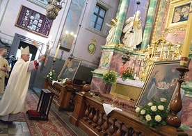Kopie obrazów Matki Bożej Świętorodzinnej, które będą nawiedzać parafie diecezji, poświęcił ordynariusz radomski.