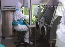 W mobilnym laboratorium diagnostycznym Centrum Reagowania Epidemiologicznego  Sił Zbrojnych Rzeczpospolitej Polskiej trwa praca przy badaniu pobranych wymazów.