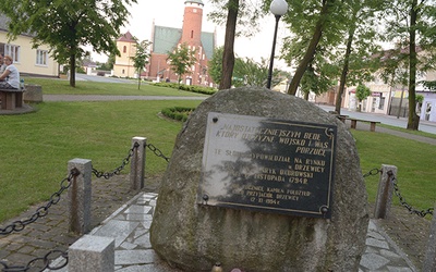 Kamień upamiętniający historyczną wizytę w Drzewicy.