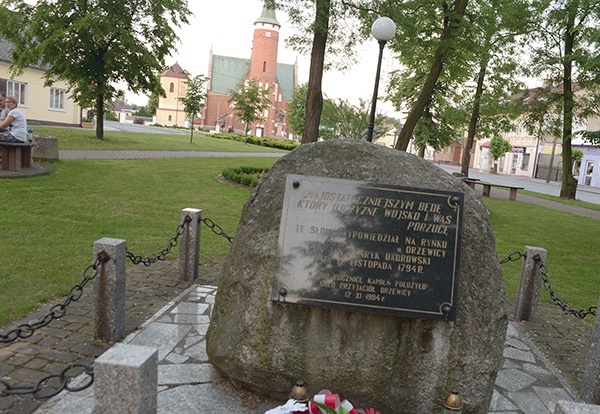 Kamień upamiętniający historyczną wizytę w Drzewicy.