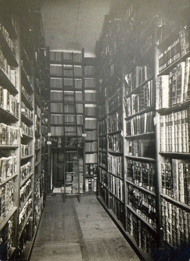 Jeden z magazynów bibliotecznych, ok. 1915 roku.
