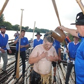 Mianowanie fryca na flisaka.