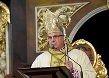 Biskup w czasie jednej z uroczystych liturgii.