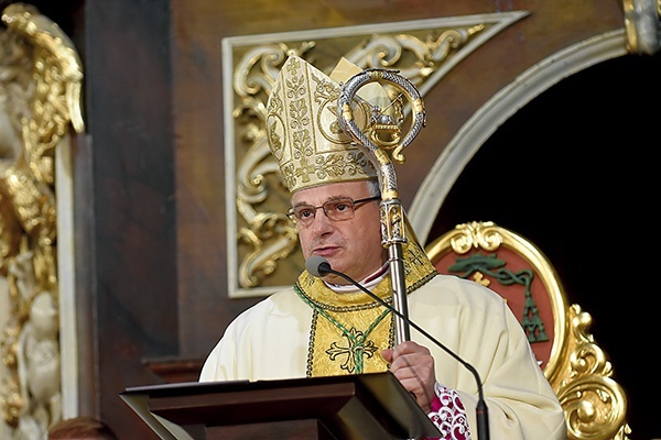 Biskup w czasie jednej z uroczystych liturgii.