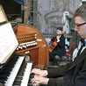 Młody organista w czasie jednego z ostatnich koncertów „Śladami mistrzów”.