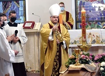 Ordynariusz świdnicki okadza trumnę zmarłego kapłana.