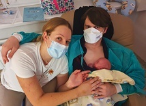 ▲	Edyta Krętkowska z mężem Rafałem i córką Alicją – po raz pierwszy w trójkę po sześciu tygodniach od narodzin.
