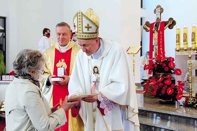 W tym roku po raz pierwszy nagrodzono wolontariuszy i darczyńców nie statuetkami, a medalami Misericors.