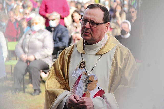 Biskup Grzybowski w Godzinie Miłosierdzia powierzał Bogu szczególnie zatwardziałych grzeszników.