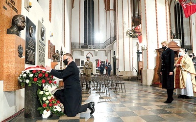 	Po Mszy prezydent z żoną złożyli wieniec pod popiersiem prezydenta Lecha Kaczyńskiego w archikatedrze.