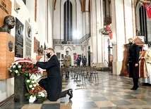 	Po Mszy prezydent z żoną złożyli wieniec pod popiersiem prezydenta Lecha Kaczyńskiego w archikatedrze.
