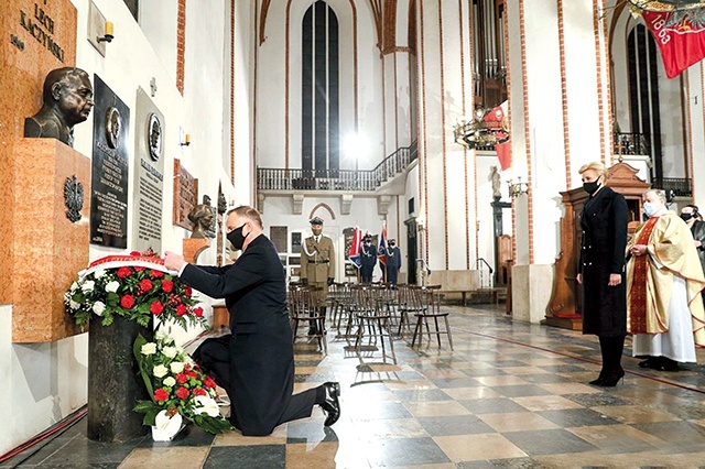 	Po Mszy prezydent z żoną złożyli wieniec pod popiersiem prezydenta Lecha Kaczyńskiego w archikatedrze.