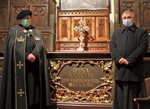 Ks. Cembrowicz i Wielki Mistrz Jan Lech Skowera przy ołtarzu z doczesnymi szczątkami duchownego.