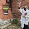 	Lodówkę, 	usytuowaną przy nieużywanym wejściu do świątyni, poświęcił proboszcz ks. Sławomir Przychodny.