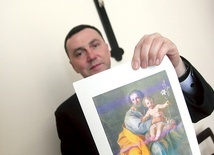 ▲	Ksiądz Bogusław Wolański pokazuje reprodukcję obrazu, który trafi tu z Opola Lubelskiego.