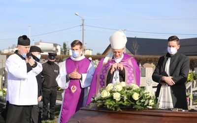 Modlitwom przy trumnie zmarłego kapłana przdwodniczył bp Roman Pindel.