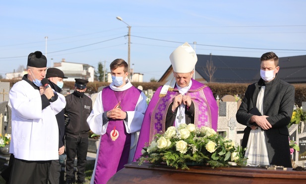 Modlitwom przy trumnie zmarłego kapłana przdwodniczył bp Roman Pindel.